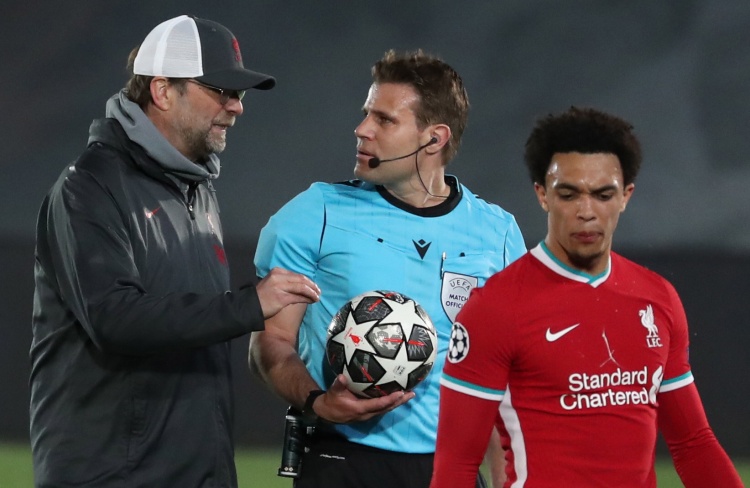 世体：巴萨曾想在21-22赛季签阿尔瓦雷斯，但最终选择了费兰